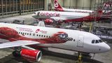 Ein roter Vogel mit Fliegerbrille klebt seit Ende Januar 2015 am Rumpf eines Airbus A320-200 von Air Berlin. "Milo" heißt das 22 Meter lange Geschöpf. Er möchte auf das Vielfliegerprogramm Top Bonus der Fluggesellschaft aufmerksam machen. Einziger Nachteil: Der riesige Vogel soll ein Strauß sein, ein Vogel, der bekanntlich nicht fliegen kann.