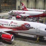 Ein roter Vogel mit Fliegerbrille klebt seit Ende Januar 2015 am Rumpf eines Airbus A320-200 von Air Berlin. "Milo" heißt das 22 Meter lange Geschöpf. Er möchte auf das Vielfliegerprogramm Top Bonus der Fluggesellschaft aufmerksam machen. Einziger Nachteil: Der riesige Vogel soll ein Strauß sein, ein Vogel, der bekanntlich nicht fliegen kann.