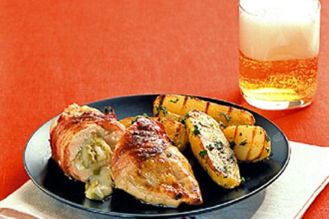 Gegrillte Kartoffelhälften runden das Hähnchengericht ab
