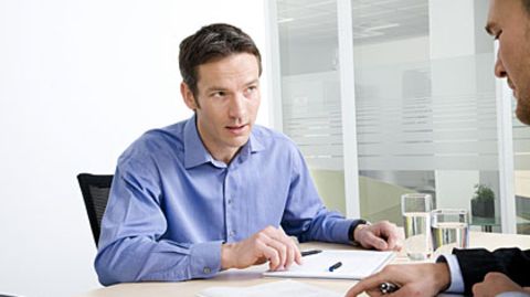 Wer sich in Verhandlungen durchsetzen will, sollte auf einem harten Stuhl sitzen