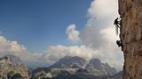 Westliche Zinne: Nordwand  Ortwechsel eine Zinne weiter: Die Nordwand der Westlichen Zinne (2973 Meter) wurde 1935 von Ricardo Cassin und Vittorio Ratti erstbegangen. Die Besonderheit dieser Wand: Der untere Teil der 550 Meter hohe Felsmauer ist so überhängend, dass kein Abseilen bei einem eventuellen Rückzug möglich ist.