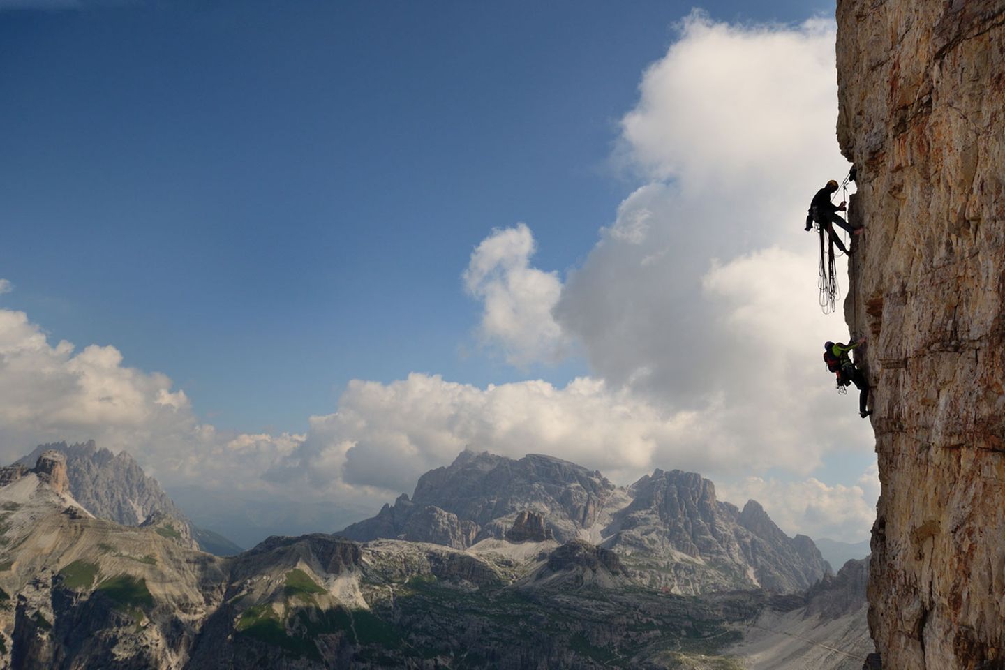 Westliche Zinne: Nordwand  Ortwechsel eine Zinne weiter: Die Nordwand der Westlichen Zinne (2973 Meter) wurde 1935 von Ricardo Cassin und Vittorio Ratti erstbegangen. Die Besonderheit dieser Wand: Der untere Teil der 550 Meter hohe Felsmauer ist so überhängend, dass kein Abseilen bei einem eventuellen Rückzug möglich ist.