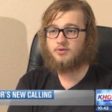 Mit Zauselbart ist er kaum wiederzuerkennen. Nur die Brille verrät ihn. Richtig, bei diesem jungen Mann handelt es sich um einen berühmten amerikanischen Seriendarsteller. Inzwischen ist er aber gar nicht mehr gut auf seine einstige Rolle zu sprechen.