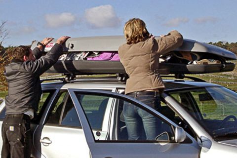 Die Montage einer Dachbox ist nicht einfach