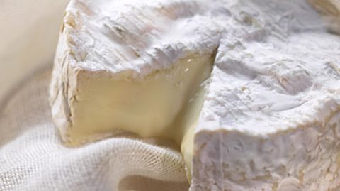 In Käse können verschiedene gefährliche Bakterien stecken