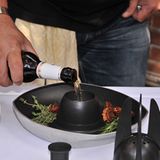 Ein "Bierhintern-Huhn" benötigt Bier. Es muss keine große Menge sein. Normales Dosenpils hinterlässt kaum Geschmacksspuren im Fleisch. Das Bier sollte daher einen hohen Malzgehalt haben. Malzbier ist durchaus eine Alternative.