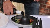 Ein "Bierhintern-Huhn" benötigt Bier. Es muss keine große Menge sein. Normales Dosenpils hinterlässt kaum Geschmacksspuren im Fleisch. Das Bier sollte daher einen hohen Malzgehalt haben. Malzbier ist durchaus eine Alternative.