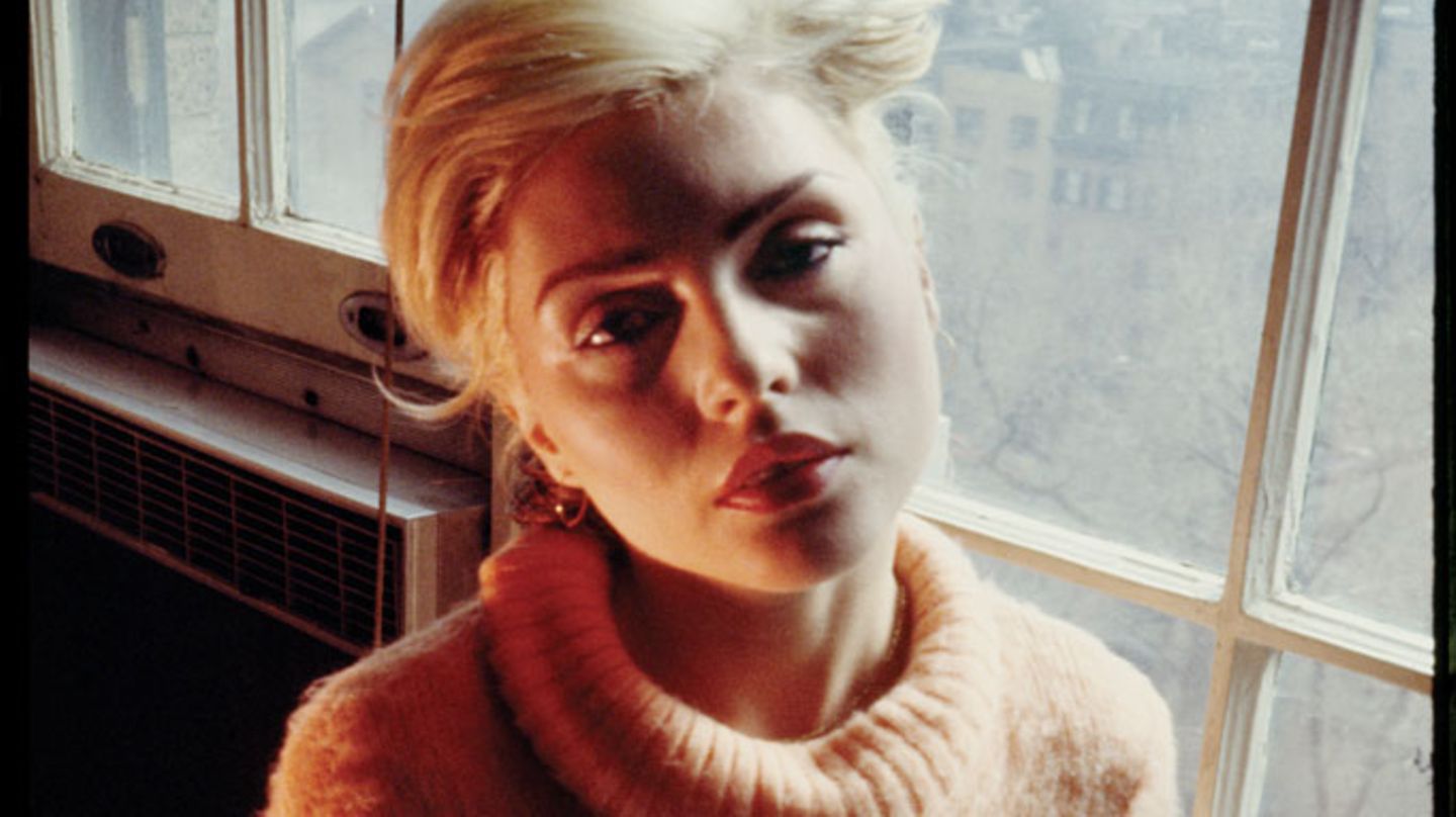 Neben ihren platinblonden Haaren wurde der Schmollmund zu ihrem Markenzeichen. Das Bild entstand 1978 im Gramercy Park Hotel in New York