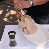 Das aufgetaute Huhn innen mit reichlich Salz und Pfeffer würzen.