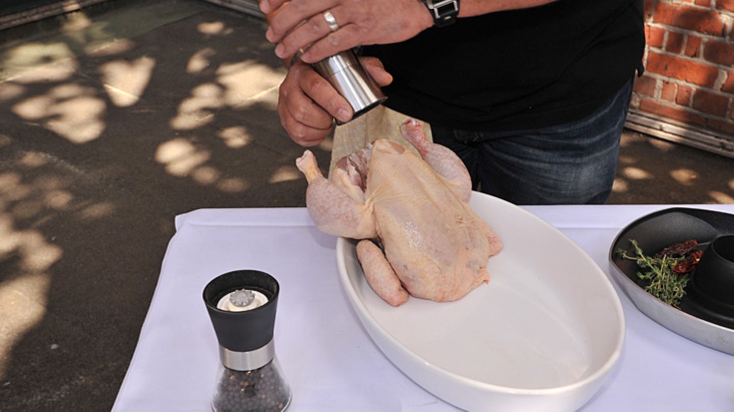 Das aufgetaute Huhn innen mit reichlich Salz und Pfeffer würzen.