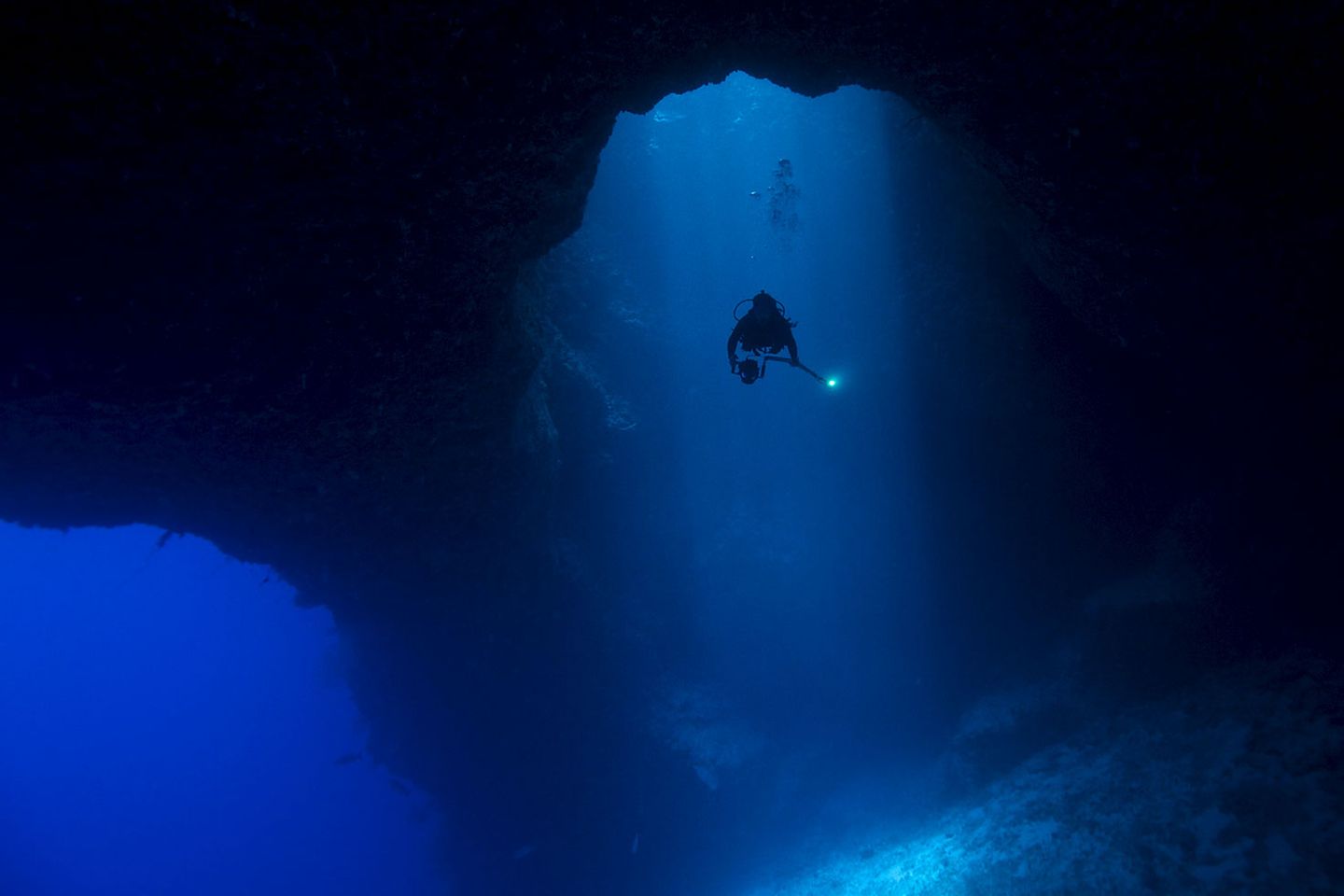 "Naturwunder Erde": Palau: Die Erderwärmung trifft die Inseln Mikronesiens gleich mehrfach: Steigt der Meeresspiegel, drohen Überschwemmungen. Heizt sich das Meer auf, leiden die Korallenriffe, das gesamte Ökosystem unter Wasser geriete ins Wanken - und damit müssen die Bewohner der Inseln nicht nur um ihren Lebensraum fürchten, sondern auch um ihre Lebensgrundlage: die Fischerei. Der ehemalige Präsident Palaus, Johnson Toribiong, appellierte daher schon 2009 beim Klimagipfel in Kopenhagen an die Teilnehmerstaaten, etwas gegen den Klimawandel zu unternehmen. "Es ist wie ein Tsunami in Zeitlupe", sagte er. Die Erderwärmung trifft die Inseln Mikronesiens gleich mehrfach: Steigt der Meeresspiegel, drohen Überschwemmungen. Heizt sich das Meer auf, leiden die Korallenriffe, das gesamte Ökosystem unter Wasser geriete ins Wanken - und damit müssen die Bewohner der Inseln nicht nur um ihren Lebensraum fürchten, sondern auch um ihre Lebensgrundlage: die Fischerei. Der ehemalige Präsident Palaus, Johnson Toribiong, appellierte daher schon 2009 beim Klimagipfel in Kopenhagen an die Teilnehmerstaaten, etwas gegen den Klimawandel zu unternehmen. "Es ist wie ein Tsunami in Zeitlupe", sagte er.