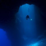 Die Erderwärmung trifft die Inseln Mikronesiens gleich mehrfach: Steigt der Meeresspiegel, drohen Überschwemmungen. Heizt sich das Meer auf, leiden die Korallenriffe, das gesamte Ökosystem unter Wasser geriete ins Wanken - und damit müssen die Bewohner der Inseln nicht nur um ihren Lebensraum fürchten, sondern auch um ihre Lebensgrundlage: die Fischerei. Der ehemalige Präsident Palaus, Johnson Toribiong, appellierte daher schon 2009 beim Klimagipfel in Kopenhagen an die Teilnehmerstaaten, etwas gegen den Klimawandel zu unternehmen. "Es ist wie ein Tsunami in Zeitlupe", sagte er.