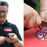 Für die Füllung nehmen Sie sich zunächst die Zwiebel vor. Damit die es später auch schon gleichmäßig ausschaut, sollten die Zwiebel in gleich große Stückchen geschnitten werden. Köche schneiden dafür die Zwiebel bis dicht an die Wurzel in drei vertikale und drei horizontale Schnitte. Erst danach wird die Zwiebel in dünne Scheiben geschnitten und zerfällt in gleichmäßig große Stückchen.