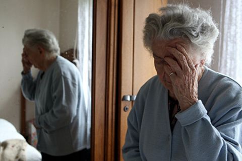 Besonders alte Menschen befällt eine Demenzerkrankung