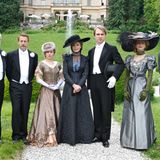 Sie sind eine der berühmtesten deutschen Familien: die Wagners. In ihrer Geschichte spiegelt sich sowohl die Größe der Kultur als auch die düstersten Kapitel der Vergangenheit wider. Ein Stoff, der alles enthält: große Dramen, tiefe Abgründe, Liebe und Hass. Das könnte einen guten Film ergeben.  Produzent Oliver Berben hat sich mit viel Geld und einem Starensemble dieses Vorhabens angenommen. Die Grundidee ist bestechend: Er spannt einen Bogen zwischen beiden Polen - dem künstlerischen Glanz Richard Wagners - und den verluderten Bayreuther Festspielen, wo Adolf Hitler Hof hielt.   Dementsprechend setzt der Film ein mit dem Tod Richard Wagners und endet mit Hitlers Machtübernahme. Eine Phase von einem halben Jahrhundert, in der Wagners Witwe Cosima die Familie mit eisernem Regiment führt. Unmittelbar nach Richards Tod verpflichtet Cosima die Kinder, ihr Leben dem Vater zu widmen: "Er darf nicht sterben. Euer Leben soll Richard Wagner gehören!"