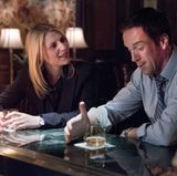 Im vergangenen Jahr war "Homeland" der große Sieger. Und auch 2013 liegt die Serie über die Terrorbedrohung in den USA gut im Rennen. Claire Danes und Damien Lewis sind als beste Hauptdarsteller nominiert, Morena Baccarin als beste Nebendarstellerin. Und auch in der zentralen Kategorie "Outstanding Drama" ist "Homeland" dabei. Die beim Kabelsender Showtime ausgestrahlte Serie könnte ihren Siegeszug also auch mit der zweiten Staffel fortsetzen.