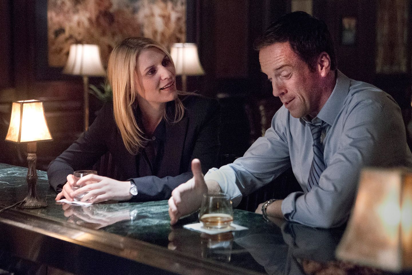 Emmy-Nominierungen: Im vergangenen Jahr war "Homeland" der große Sieger. Und auch 2013 liegt die Serie über die Terrorbedrohung in den USA gut im Rennen. Claire Danes und Damien Lewis sind als beste Hauptdarsteller nominiert, Morena Baccarin als beste Nebendarstellerin. Und auch in der zentralen Kategorie "Outstanding Drama" ist "Homeland" dabei. Die beim Kabelsender Showtime ausgestrahlte Serie könnte ihren Siegeszug also auch mit der zweiten Staffel fortsetzen. Im vergangenen Jahr war "Homeland" der große Sieger. Und auch 2013 liegt die Serie über die Terrorbedrohung in den USA gut im Rennen. Claire Danes und Damien Lewis sind als beste Hauptdarsteller nominiert, Morena Baccarin als beste Nebendarstellerin. Und auch in der zentralen Kategorie "Outstanding Drama" ist "Homeland" dabei. Die beim Kabelsender Showtime ausgestrahlte Serie könnte ihren Siegeszug also auch mit der zweiten Staffel fortsetzen.