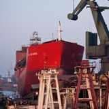 Die Geschichte der ehemalig königlichen, später kaiserlichen Werft Danzig spiegelt eindrucksvoll die Ereignisse vergangener Epochen wider. Kriegsschiffe, U-Boote und Wasserflugzeuge wurden hier gebaut. Nach dem Ende des Zweiten Weltkrieges wurde die Anlage von den Siegermächten teilweise demontiert und später in "Leninwerft" umbenannt