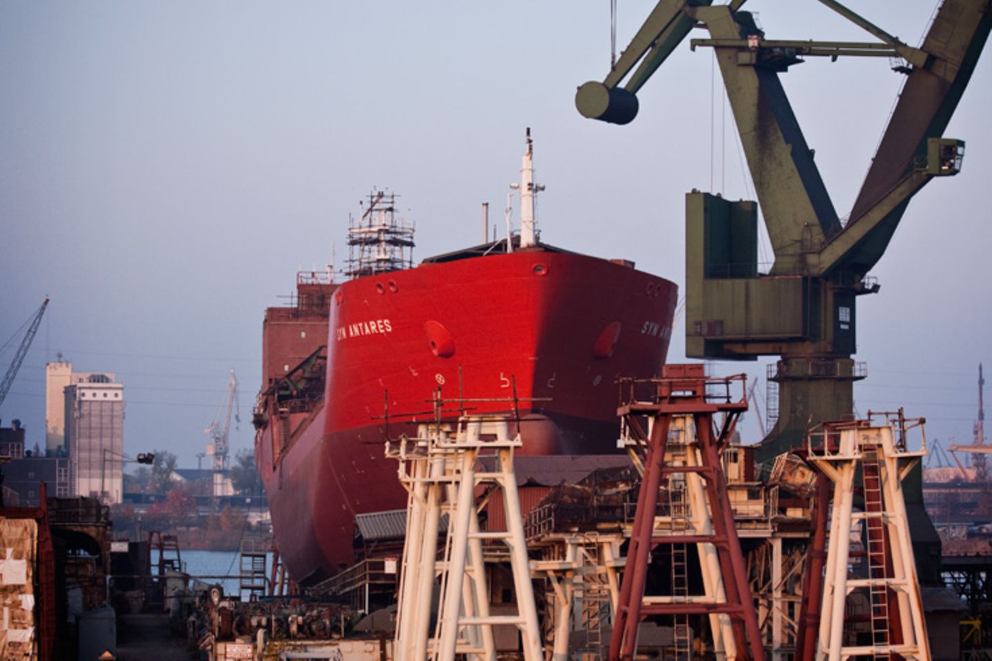 Reiseziel Danzig: Die Geschichte der ehemalig königlichen, später kaiserlichen Werft Danzig spiegelt eindrucksvoll die Ereignisse vergangener Epochen wider. Kriegsschiffe, U-Boote und Wasserflugzeuge wurden hier gebaut. Nach dem Ende des Zweiten Weltkrieges wurde die Anlage von den Siegermächten teilweise demontiert und später in "Leninwerft" umbenannt Die Geschichte der ehemalig königlichen, später kaiserlichen Werft Danzig spiegelt eindrucksvoll die Ereignisse vergangener Epochen wider. Kriegsschiffe, U-Boote und Wasserflugzeuge wurden hier gebaut. Nach dem Ende des Zweiten Weltkrieges wurde die Anlage von den Siegermächten teilweise demontiert und später in "Leninwerft" umbenannt