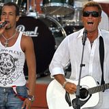 Nein, ein großer Sänger war Dieter Bohlen noch nie. Weswegen er so schlau war und bei Modern Talking Thomas Anders ans Mikro ließ. Als er denn bei "DSDS" Jahr für Jahr neue "Superstars" produzierte und merkte, wie sie beim jungen Publikum ankamen, hat es ihn wohl gejuckt: Offenbar wollte er auch etwas von dem Ruhm abschöpfen. So sang er mit Mark Medlock das Duett "Unbelievable". Zu deutsch: unglaublich. Finden wir auch.  Zum Video