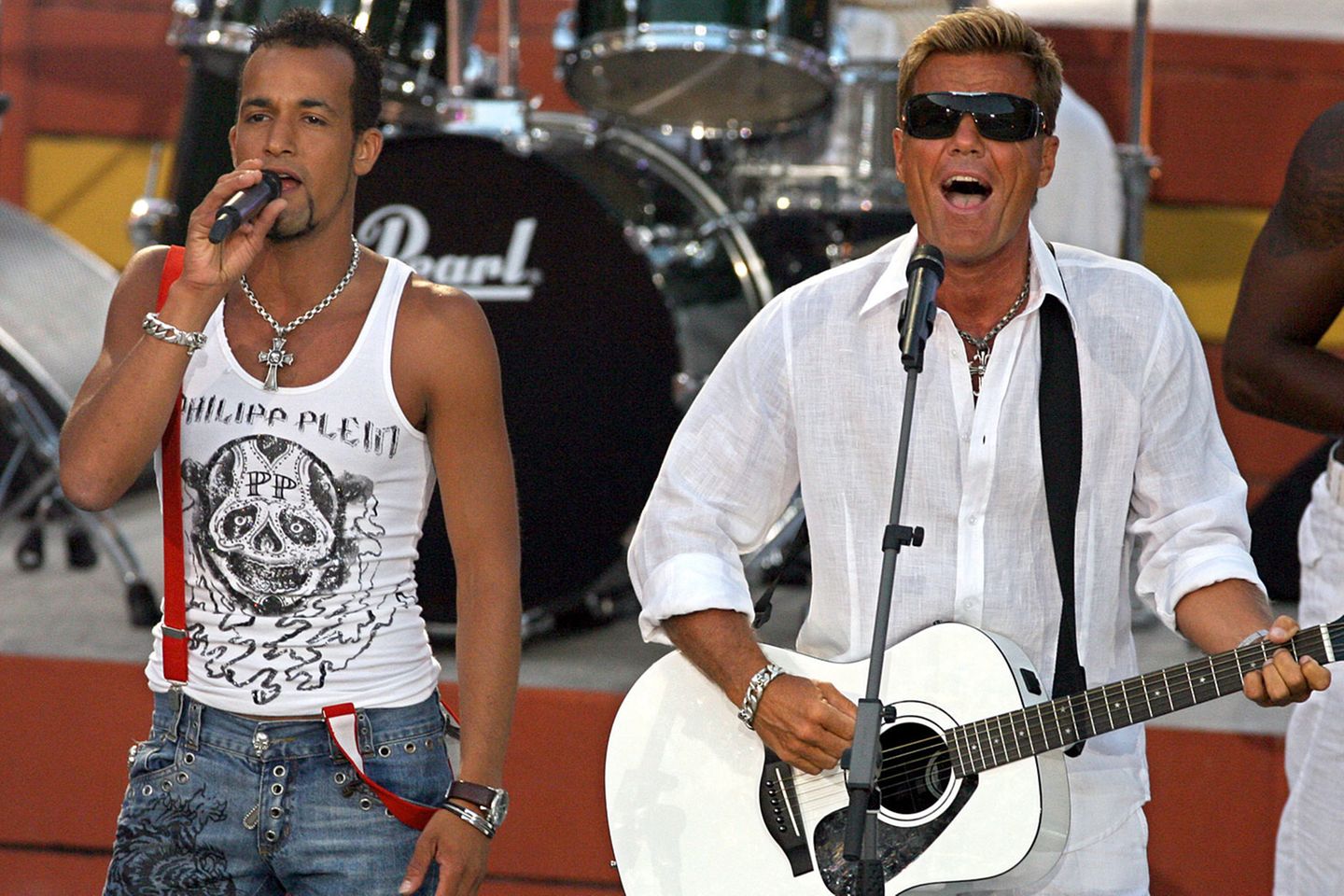 Musik: Nein, ein großer Sänger war Dieter Bohlen noch nie. Weswegen er so schlau war und bei Modern Talking Thomas Anders ans Mikro ließ. Als er denn bei "DSDS" Jahr für Jahr neue "Superstars" produzierte und merkte, wie sie beim jungen Publikum ankamen, hat es ihn wohl gejuckt: Offenbar wollte er auch etwas von dem Ruhm abschöpfen. So sang er mit Mark Medlock das Duett "Unbelievable". Zu deutsch: unglaublich. Finden wir auch. Zum Video Nein, ein großer Sänger war Dieter Bohlen noch nie. Weswegen er so schlau war und bei Modern Talking Thomas Anders ans Mikro ließ. Als er denn bei "DSDS" Jahr für Jahr neue "Superstars" produzierte und merkte, wie sie beim jungen Publikum ankamen, hat es ihn wohl gejuckt: Offenbar wollte er auch etwas von dem Ruhm abschöpfen. So sang er mit Mark Medlock das Duett "Unbelievable". Zu deutsch: unglaublich. Finden wir auch. Zum Video