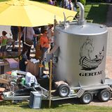 Beim Barbecue hat die kleine Schweiz definitiv den Größten: den "Atti 1". So nennen der Schweizer Spitzengriller Werner Attinger und sein Hufschmied Peter Scheiwiler ihren selbst konstruierten BBQ-Ofen. Das Ungetüm war einst ein Milchtank. In dem Riesensmoker kann bis zu 150 kg Fleisch gleichzeitig gegart werden. Das Grillgut ist auf vier Ebenen verteilt und dreht sich langsam in der aufsteigenden Hitze