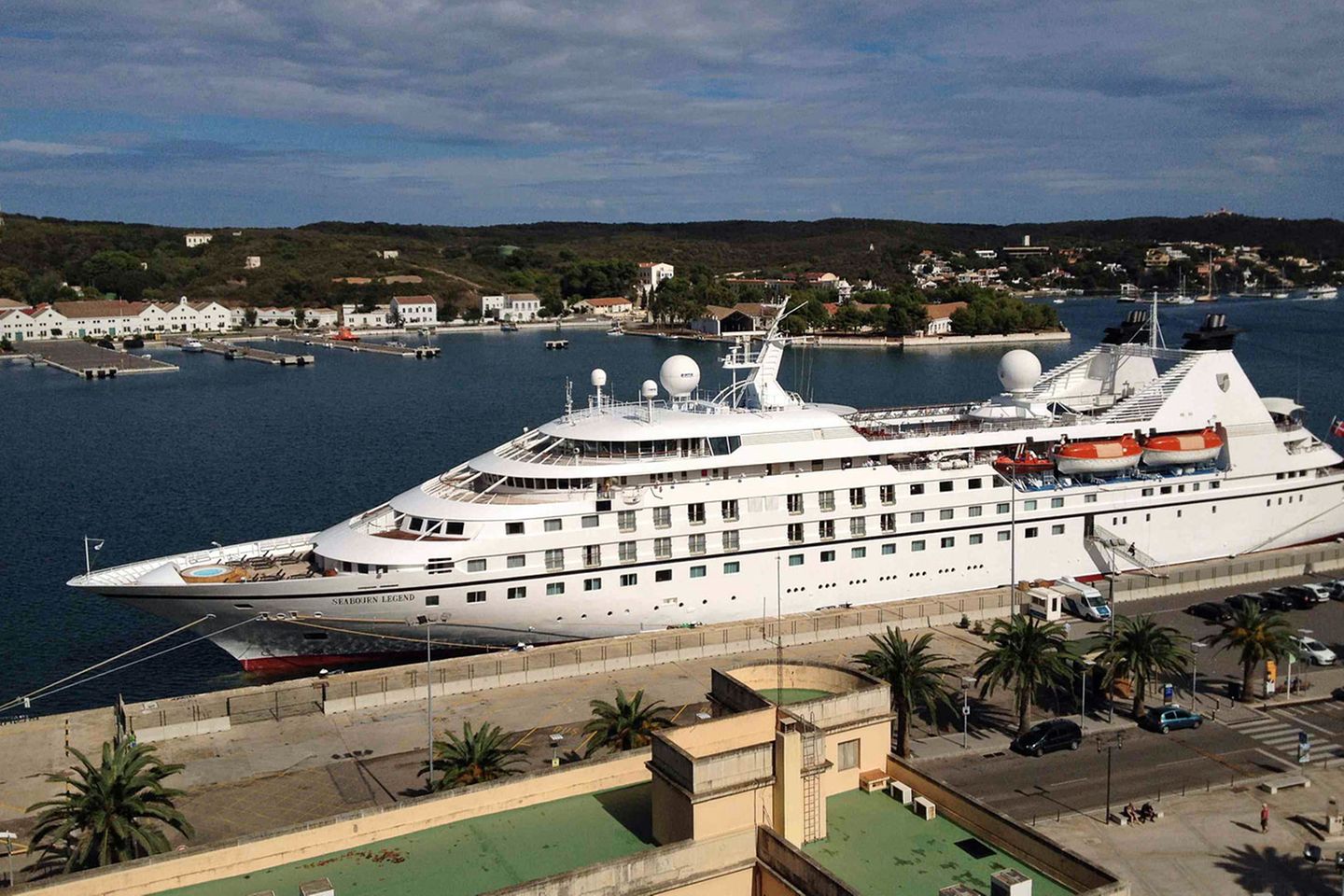 Schnittiges Teil: Nur kleine Kreuzfahrtschiffe wie die "Seabourn Legend" mit Platz für etwas mehr als hundert Passagiere dürfen in Mahon andocken.