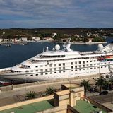 Schnittiges Teil: Nur kleine Kreuzfahrtschiffe wie die "Seabourn Legend" mit Platz für etwas mehr als hundert Passagiere dürfen in Mahon andocken.