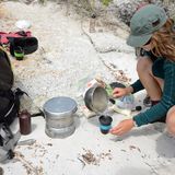 Zur Ausrüstung gehört neben einer regenfesten Windjacke und einem dicken Fleecepulli auch ein Rucksack mit ausreichenden Wasservorräten. Mit dem Trangia-Sturmkocher wird in den Pausen das Tee- und Kaffeewasser erhitzt.