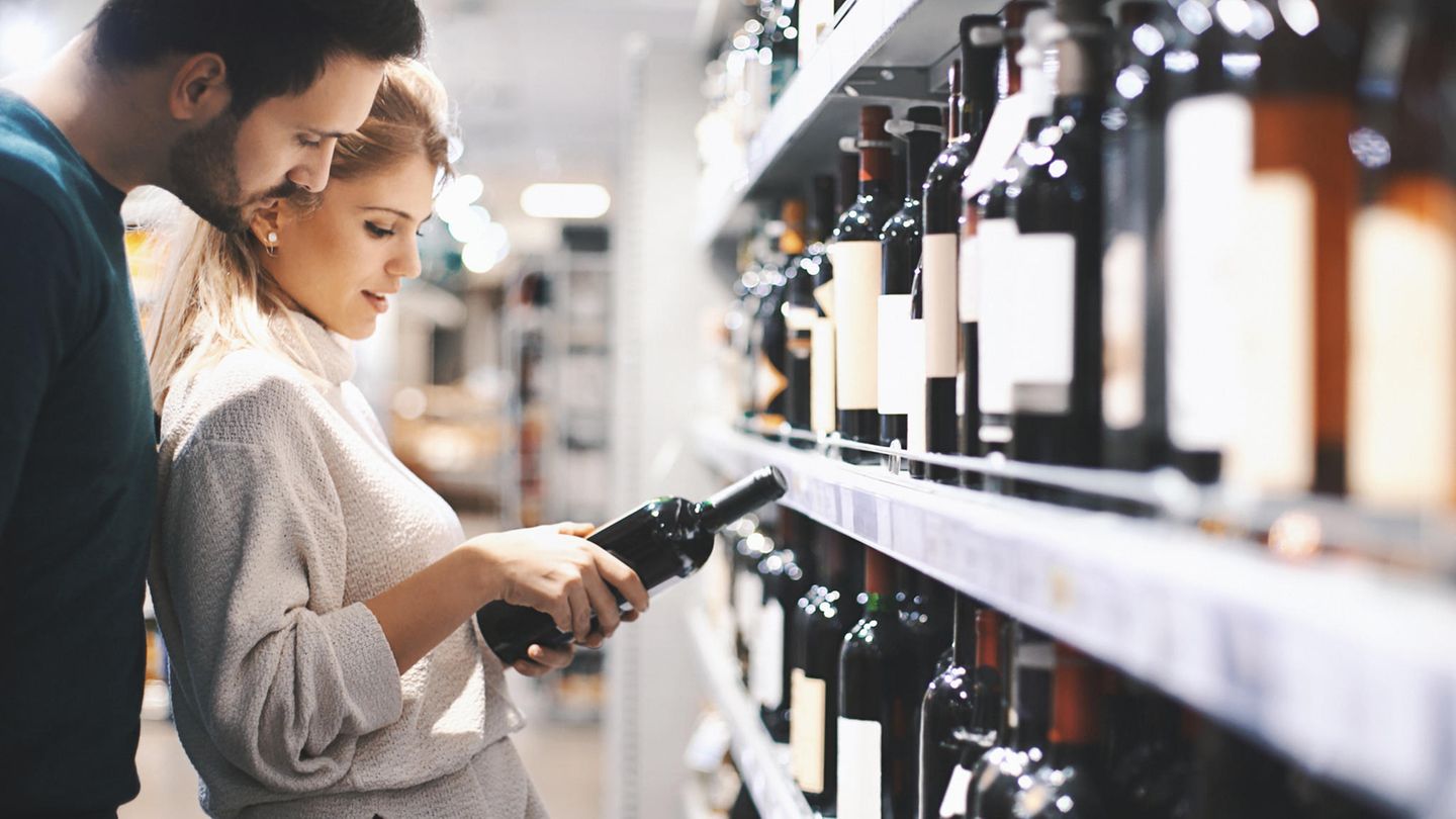 Discounter und Supermärkte sind die größten Weinhändler: Jede zweite beziehungsweise dritte Flasche Wein wird dort gekauft.