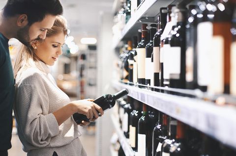 Discounter und Supermärkte sind die größten Weinhändler: Jede zweite beziehungsweise dritte Flasche Wein wird dort gekauft.