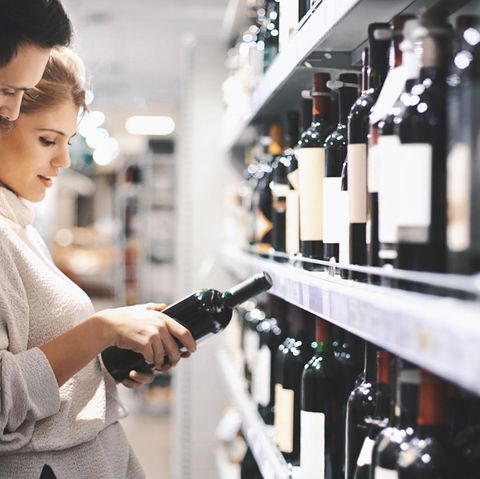 Discounter und Supermärkte sind die größten Weinhändler: Jede zweite beziehungsweise dritte Flasche Wein wird dort gekauft.