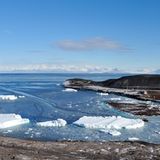 Mit den Zodiacs geht es zurück zur "Hanseatic", die auf Reede liegt. Das Eis ist in die Bucht gezogen. Die Oberfläche beginnt langsam zuzufrieren. "Vor Ort erkennen wir, was der Sturm, durch den wir zwei Tage so gezielt gefahren sind, hier angerichtet hat: Niemals zuvor hat es hier so hohe Wellen gegeben", sagt Behrend.