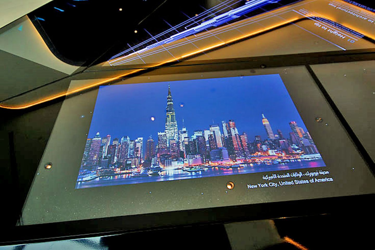 Wer sich im Voraus ein Ticket für die Besucherplattform im Internet gesichert hat, läuft auf dem Weg zum Fahrtstuhl an einem interaktiven Display mit Städtebildern vorbei. Per Knopfdruck lässt sich in die Hochhaus-Silhouette von Frankfurt oder New York maßstabsgetreu der Burj Khalifa einfügen. Jeder soll wissen: Dubai hat den größten Wolkenkratzer