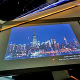 Wer sich im Voraus ein Ticket für die Besucherplattform im Internet gesichert hat, läuft auf dem Weg zum Fahrtstuhl an einem interaktiven Display mit Städtebildern vorbei. Per Knopfdruck lässt sich in die Hochhaus-Silhouette von Frankfurt oder New York maßstabsgetreu der Burj Khalifa einfügen. Jeder soll wissen: Dubai hat den größten Wolkenkratzer