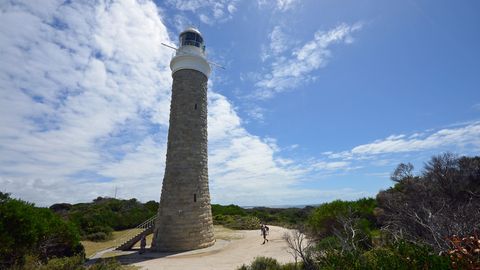Über Stunden wurde es kaum größer und schien unerreichbar zu sein: Am zweiten Tag ist mittags endlich das Eddystone Point Lighthouse erreicht. Der 42 Meter hohe Leuchtturm markiert den östlichsten Punkt Tasmaniens und wurde 1889 aus dem hiesigen Granitfels errichtet.