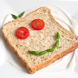 Lebensmittel sind zum Essen da, nicht um Ihr Kind zu strafen, zu trösten oder um Ihre Zuneigung auszudrücken. Denn so bekommt es ein ungesundes Verhältnis zu Nahrung und läuft später womöglich eher Gefahr, eine Essstörung zu entwickeln