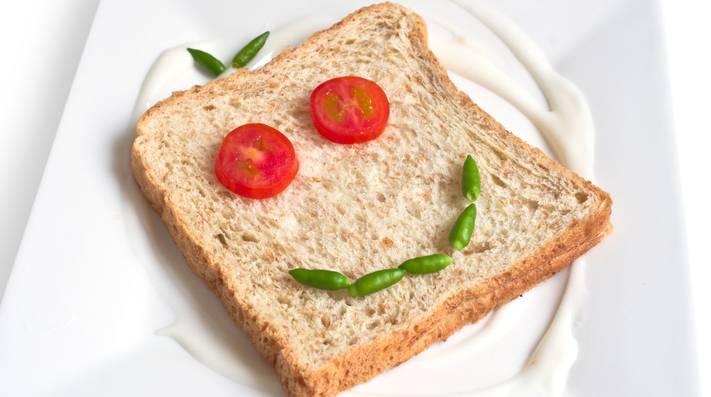 Lebensmittel sind zum Essen da, nicht um Ihr Kind zu strafen, zu trösten oder um Ihre Zuneigung auszudrücken. Denn so bekommt es ein ungesundes Verhältnis zu Nahrung und läuft später womöglich eher Gefahr, eine Essstörung zu entwickeln