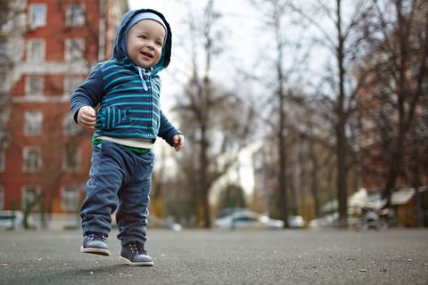 Endlich alleine laufen können - das ist nicht nur für das Kind, sondern auch für die Eltern ein besonderer Moment