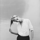 "Sibylle - Zeitschrift für Mode und Kultur" war das große Frauen-Magazin der DDR. Das 1956 gegründete Blatt erschien nur alle zwei Monate und war nur über Abonnement erhältlich. Seit 1976 arbeitete Ute Mahler für "Sibylle", zehn Jahre später kam auch Werner Mahler dazu. Die Fotografen konnten komplett frei und ohne Vorgaben arbeiten. Ute Mahler versuchte ihr Frauenideal zu transportieren: Eine schöne, selbstbewusste, sinnliche und geheimnisvolle Frau. Dieses Foto aus dem Jahr 1979 zeigt das Model Julia Koberstein.