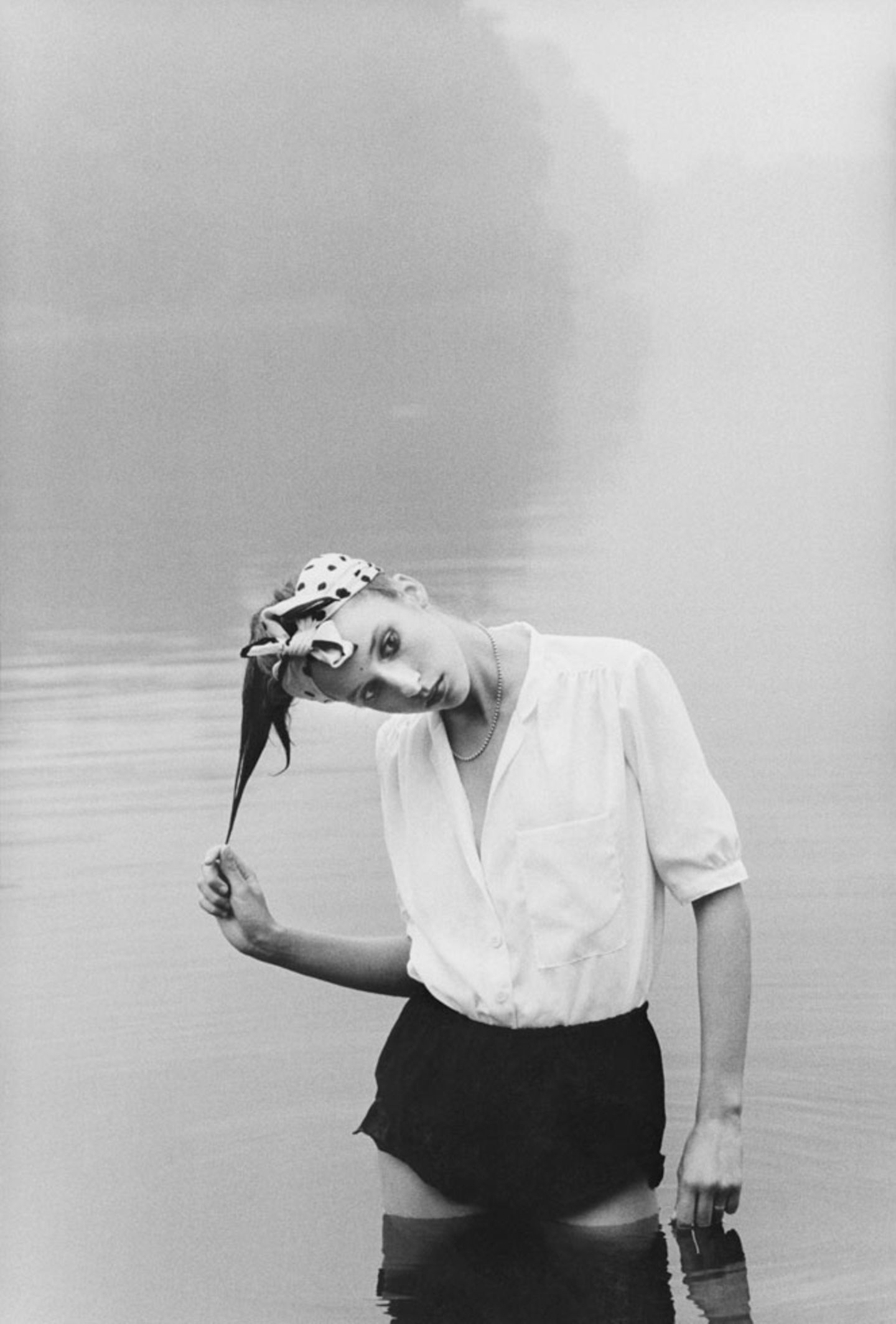 "Sibylle - Zeitschrift für Mode und Kultur" war das große Frauen-Magazin der DDR. Das 1956 gegründete Blatt erschien nur alle zwei Monate und war nur über Abonnement erhältlich. Seit 1976 arbeitete Ute Mahler für "Sibylle", zehn Jahre später kam auch Werner Mahler dazu. Die Fotografen konnten komplett frei und ohne Vorgaben arbeiten. Ute Mahler versuchte ihr Frauenideal zu transportieren: Eine schöne, selbstbewusste, sinnliche und geheimnisvolle Frau. Dieses Foto aus dem Jahr 1979 zeigt das Model Julia Koberstein.