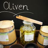 Oliven, handgezählt: Die Qualität der Produkte ist Gründerin Delaperrière sehr wichtig. Als erste Mitarbeiterin hat sie eine Ernährungswissenschaftlerin, eine sogenannte Ökotrophologin, eingestellt.