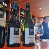 Die Familie von Ken Maxwell begann in McLaren Vale vor 50 Jahren mit der Produktion von Honigweinen. Seit Ende der 70er Jahre werden auf den Kalksteinhügeln der Umgebung auch Shiraz und fruchtiger Chardonnay angebaut