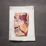 Brust  Sieden und dünsten sind hier die entscheidenden Stichwörter. Brühen, Suppen, Eintöpfe - dafür eignet sich die Rinderbrust hervorragend. Entbeint wird sie gern zum Rollbraten verarbeitet.