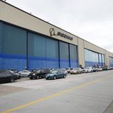 Die Endmontage der Boeing 787 findet seit 2007 im Werk Everett nördlich von Seattle im Bundesstaat Washington statt. Mit einer Länge von 1000 mal 500 Metern gehört die Halle zu den größten Gebäude der Erde.