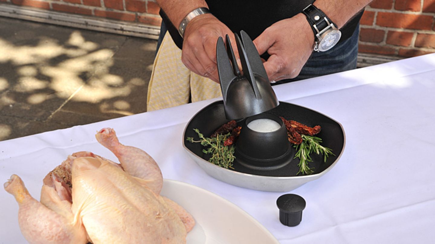 Das Bier ist im Hähnchensitz, nun kommt der eigentliche Halter drauf, der dem Huhn später "rektal appliziert" wird.