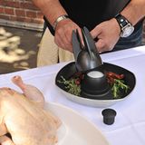 Das Bier ist im Hähnchensitz, nun kommt der eigentliche Halter drauf, der dem Huhn später "rektal appliziert" wird.