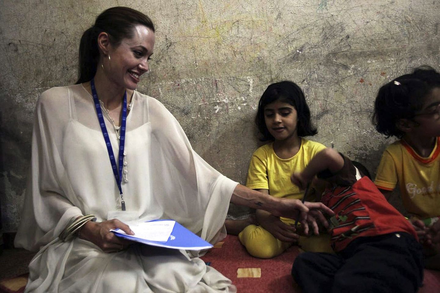 Vereint waren Brad Pitt und Angelina Jolie nicht nur durch sechs gemeinsame Kinder, sondern auch in ihrem Engagement für notleidende Menschen. Jolie arbeitet seit 2001 als Botschafterin für das Flüchtlingshilfswerk der Vereinten Nationen. In dieser Funktion reist sie um die Welt. Im Oktober 2009 besuchte sie irakische Flüchtlinge in einem Lager in Syrien.