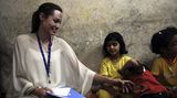 Vereint waren Brad Pitt und Angelina Jolie nicht nur durch sechs gemeinsame Kinder, sondern auch in ihrem Engagement für notleidende Menschen. Jolie arbeitet seit 2001 als Botschafterin für das Flüchtlingshilfswerk der Vereinten Nationen. In dieser Funktion reist sie um die Welt. Im Oktober 2009 besuchte sie irakische Flüchtlinge in einem Lager in Syrien.