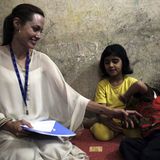 Vereint waren Brad Pitt und Angelina Jolie nicht nur durch sechs gemeinsame Kinder, sondern auch in ihrem Engagement für notleidende Menschen. Jolie arbeitet seit 2001 als Botschafterin für das Flüchtlingshilfswerk der Vereinten Nationen. In dieser Funktion reist sie um die Welt. Im Oktober 2009 besuchte sie irakische Flüchtlinge in einem Lager in Syrien.
